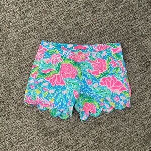 LILLY PULITZER 5” Scallop Hem Floral Print Shorts